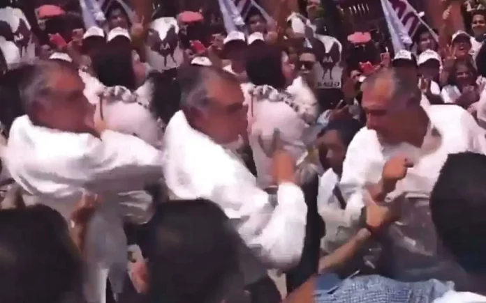 Adán Augusto suelta codazo a mujer que lo agarraba por la espalda