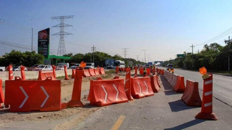 ICA rellena la caverna de la carretera federal en Playa del Carmen; quedará en 3 meses