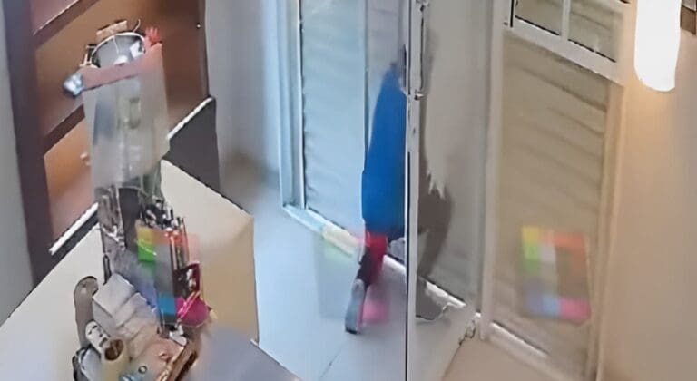 VIDEO: Entra a robar una panadería y empleada lo dejó encerrado