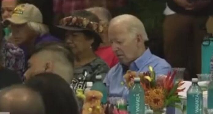 Biden visita Hawái y se queda dormido en plena reunión con víctimas de los incendios