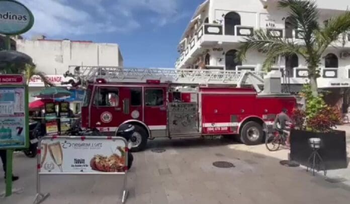 Sujeto sufre descarga eléctrica tras tocar un transformador en la Quinta Avenida de Playa del Carmen