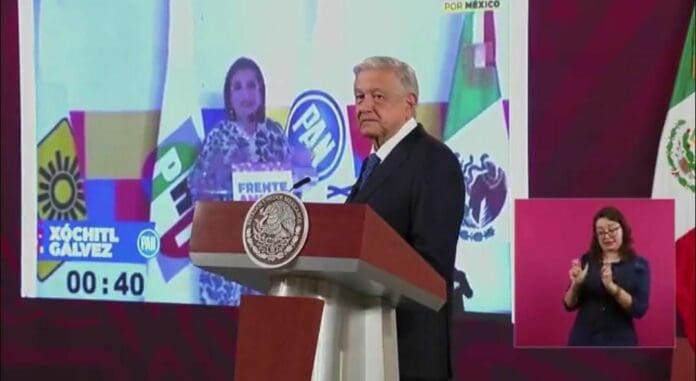AMLO aprovechó para responder a Xóchitl Gálvez, quien dijo que la gente del sureste no está acostumbrada a trabajar 8 horas seguidas.