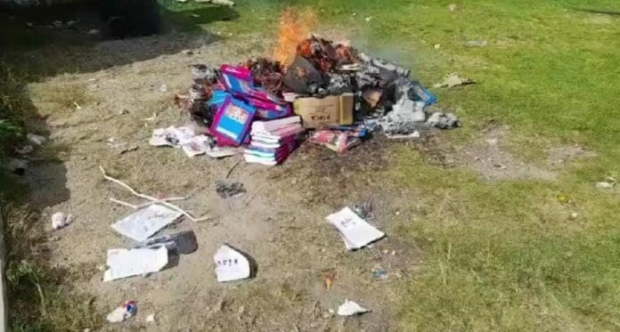 En comunidades de Chiapas algunos padres de familia han comenzado a a quemar los libros de texto gratuitos.