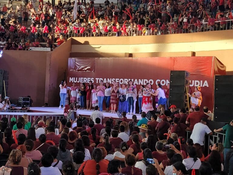 Claudia Sheinbaum se reunió en Casncún con mujeres de toda la península. Aseguró que leva un año de puntera en las encuestas.