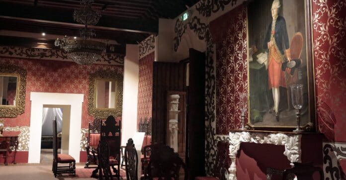 Creadora de contenido genera polémica tras sesión de fotos íntimas en museo de Puebla