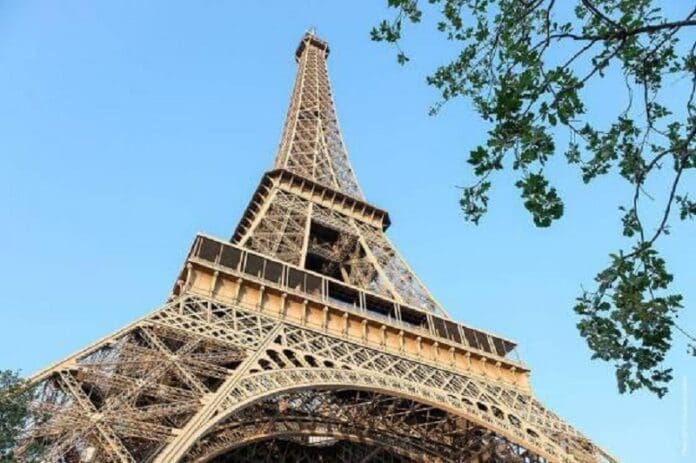 Hombre se filtra a la torre Eiffel y salta en paracaídas; es detenido
