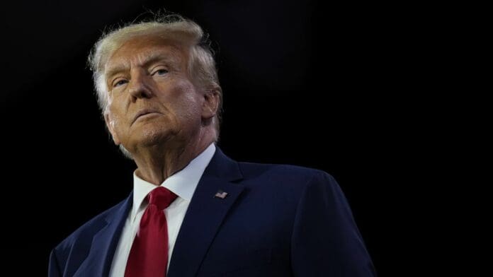 Arrestan a mujer que amenazó de muerte a jueza que inculpó a Donald Trump