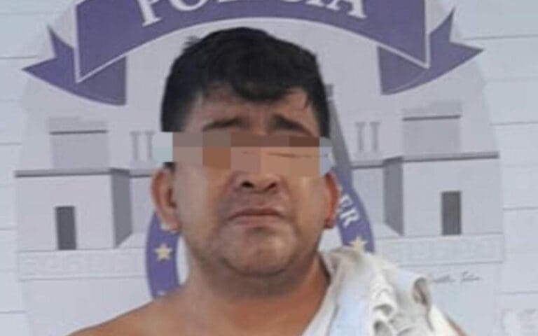 El chofer que fue captado golpeando a un agente de Tránsito de Cancún acabó siendo detenido. Además se retirará la concesión.