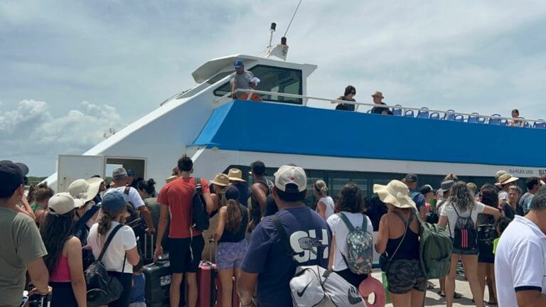 Abarrotan turistas la isla de Holbox; resaltan auge del destino