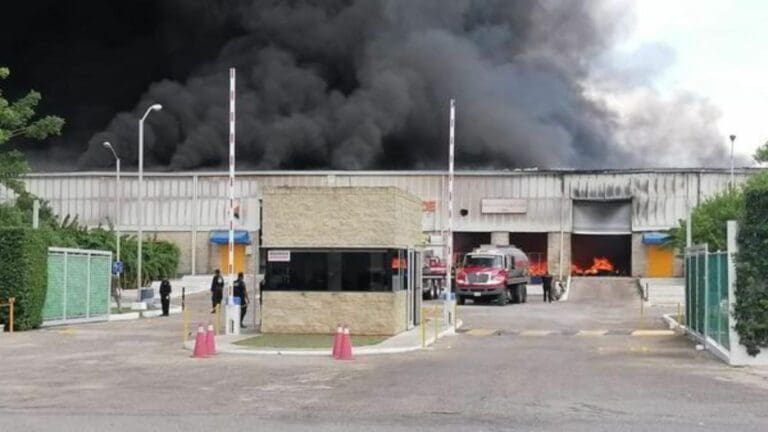Incendio arrasa con dos empresas en Mérida, Yucatán