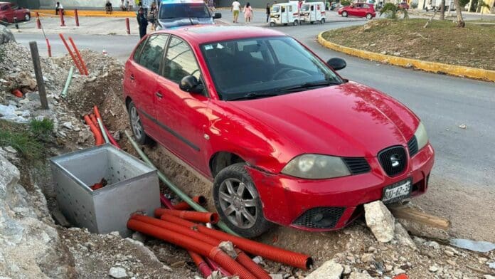 Un sujeto en estado de ebriedad agredió a los paramédicos que lo intentaron auxiliar luego de accidentarse en Playa del Carmen.
