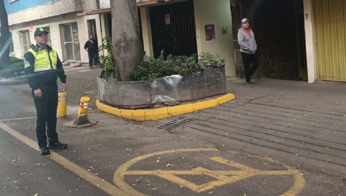 Sujeto golpeó a empleado de parquímetros en CDMX para evitar “araña” en su auto