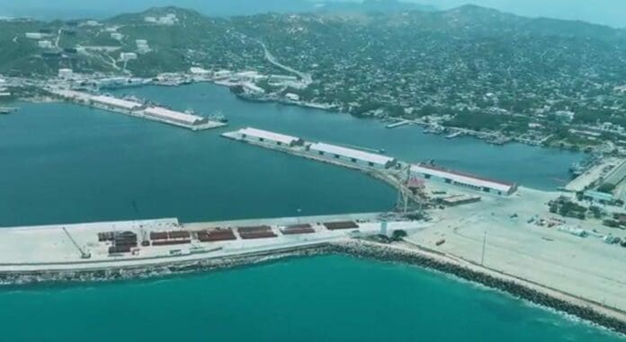 AMLO sobrevoló la zona del Istmo de Tehuantepec y anunció que probará el ferrocarril de dicha área en septiembre.