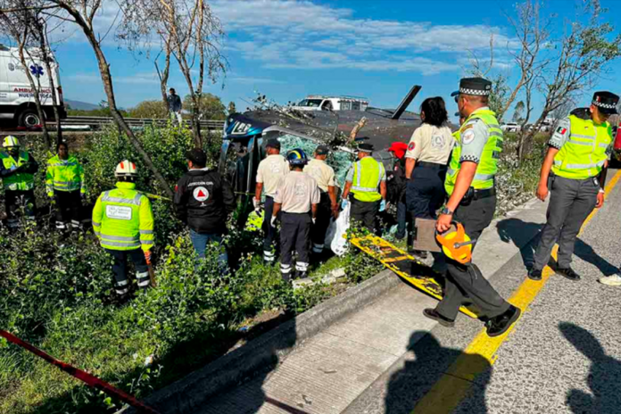 Accidente en la México-Querétaro: Camión vuelca y deja 7 muertos y 13 heridos