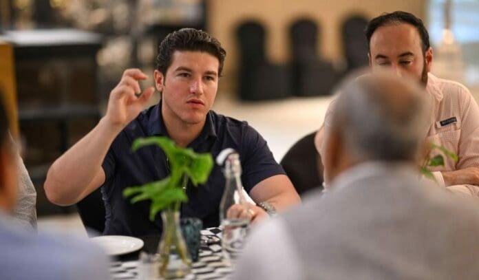 El gobernador Samuel García dice que se para todos los días a rezar para pedir que llegue el agua a su estado.