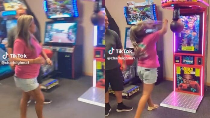 VIDEO: Mujer se noquea al jugar con simulador de box