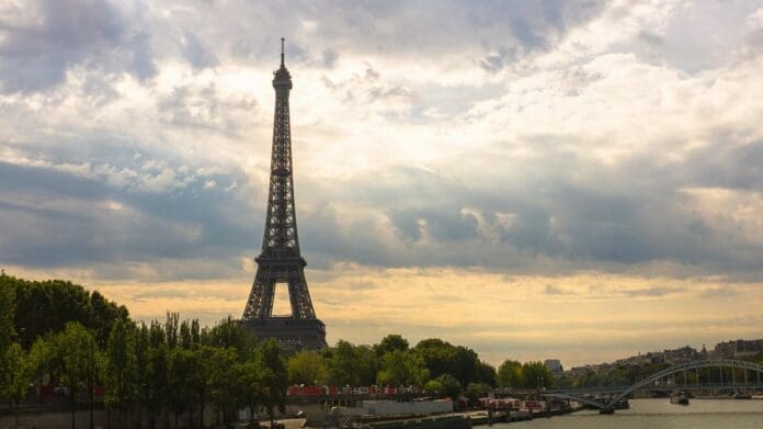 En París, desalojan la Torre Eiffel por amenaza de bomba; alerta era falsa