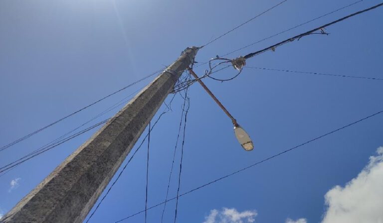 Desde la noche de este jueves varias zonas de Cancún sufrieron de apagones. Algunas personas estuvieron sin luz por horas.