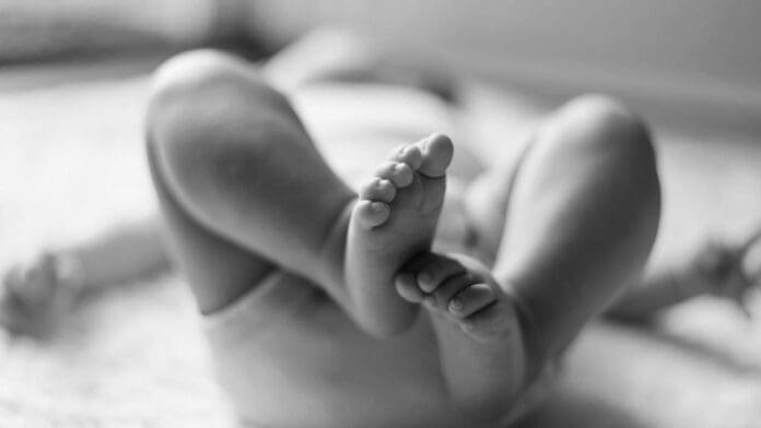 Detienen a madre que dió alcohol a su hijo para que dejara de llorar