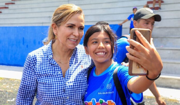 Lili Campos convive con niñas, niños y jóvenes del curso de verano Baaxlo’ob Paalalo’ob