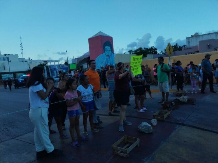 Bloquean la avenida CTM de Playa del Carmen por falta de energía eléctrica
