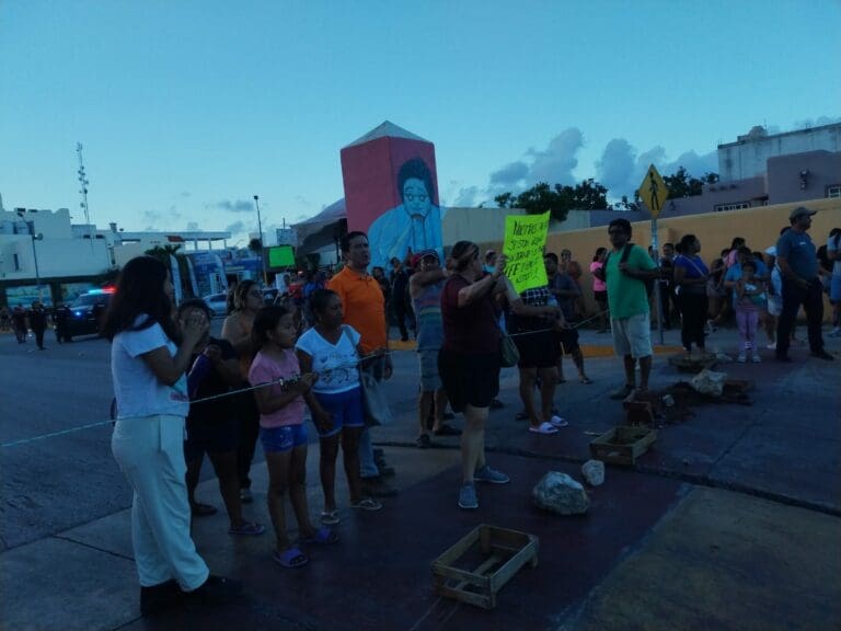 Bloquean la avenida CTM de Playa del Carmen por falta de energía eléctrica