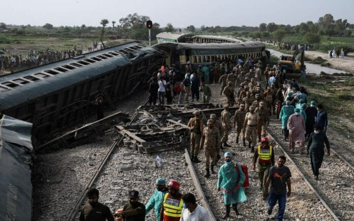 Al menos 30 muertos y 80 heridos en accidente de tren en Pakistán
