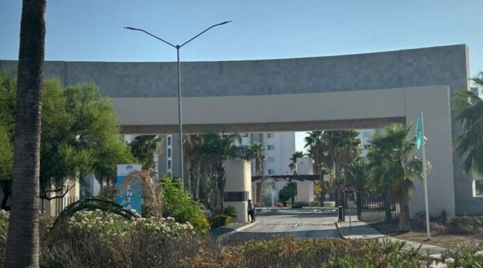 Mueren electrocutados un menor y un adulto en alberca en Nuevo León