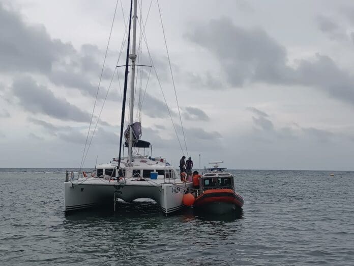 Encalla catamarán con 23 personas en Mahahual