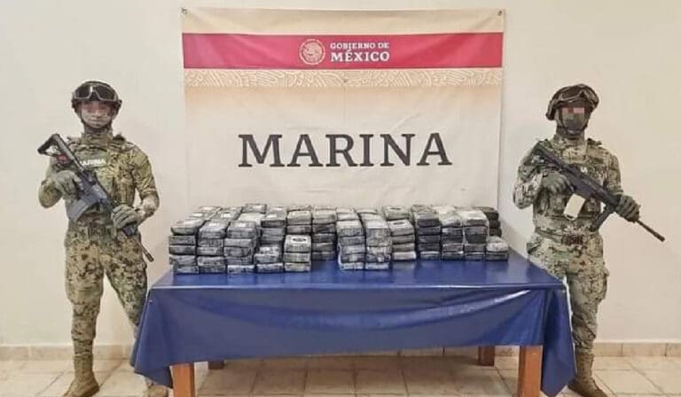 Aseguran 159 kilos de droga dentro de una embarcación volcada en Puerto Aventuras