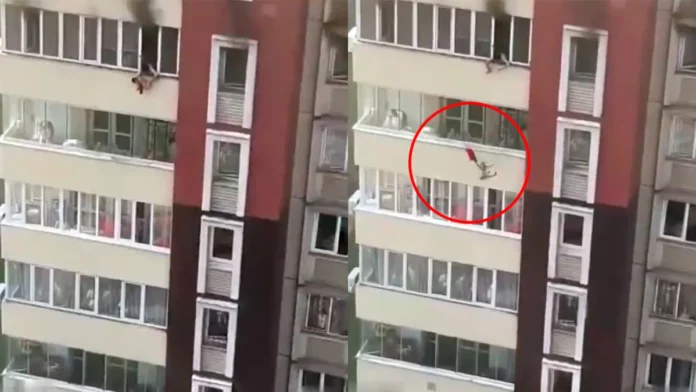 incendio obligó a los residentes de un inmueble de 16 pisos en Kazajistán, a lanzarse al vacío.