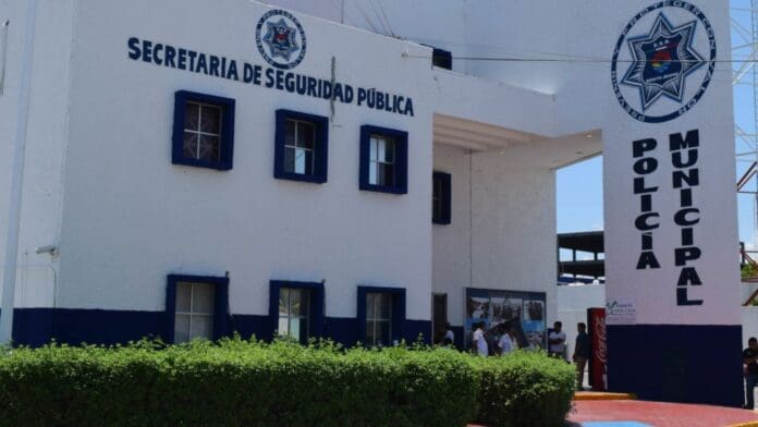 Detienen a agente de tránsito de Cancún, aparentemente involucrado en un hecho delictivo