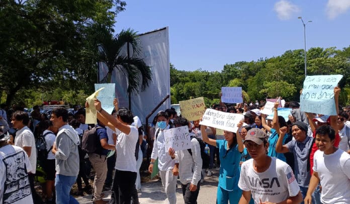 Se manifiestan estudiantes de la UT en Playa del Carmen