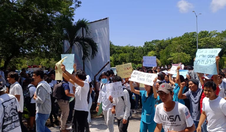 Se manifiestan estudiantes de la UT en Playa del Carmen