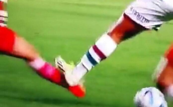 El brasileño Marcelo le fracturó la pierna a Luciano Sánchez, jugador de Argentinos Juniors en la Copa Libertadores.