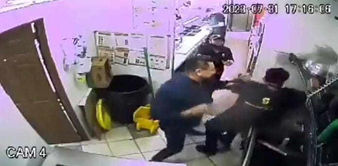 Una cámara de seguridad captó el momento en que un sujeto golpea a un menor en un Subway. Todo porque le pidió que se formara.