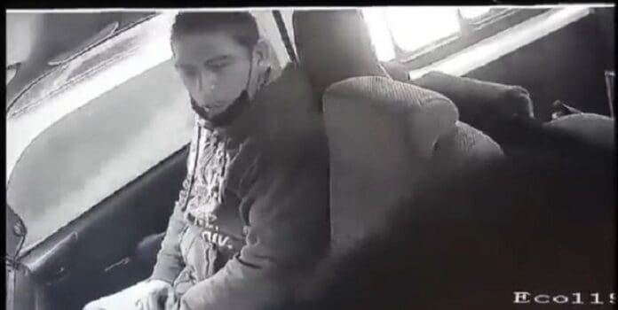 Ratero regaña a chofer de combi por llevar poquito dinero