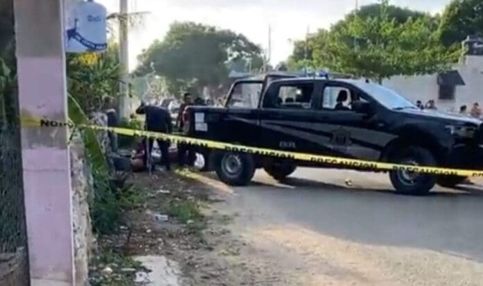 VIDEO: Motociclista se estrella contra patrulla y muere en Yucatán; policías habrían cerrado el paso