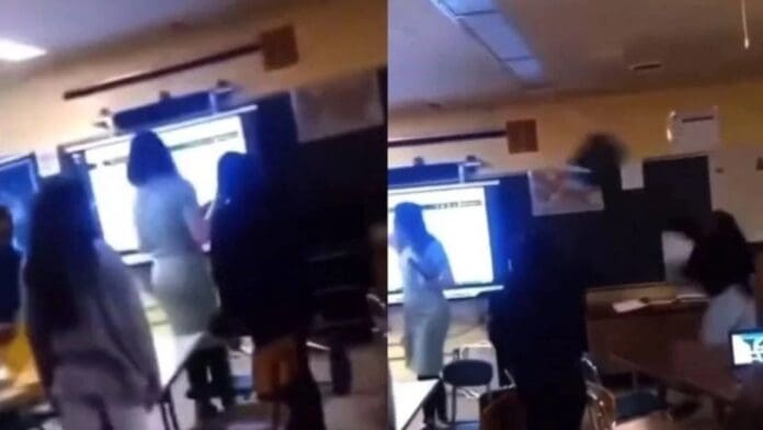 VIDEO: Alumna le avienta una silla a su maestra y la deja inconsciente