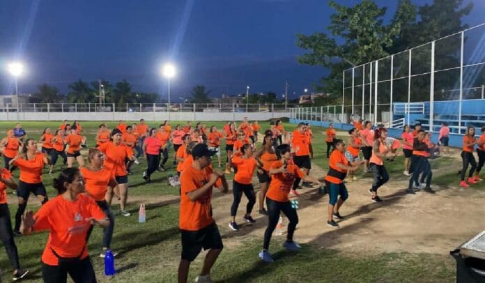 Celebran Día Naranja bailando en Puerto Aventuras