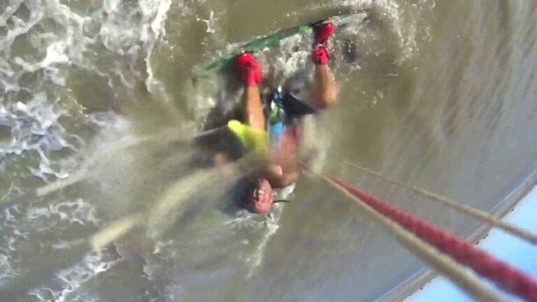 VIDEO: Pitbull ataca a surfista en la playa y le desgarra el brazo