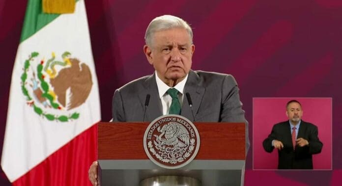 AMLO minimizó el desfile de presuntos integrantes del crimen organizado en Chiapas. Dijo que es mentira que controlen todo el estado.