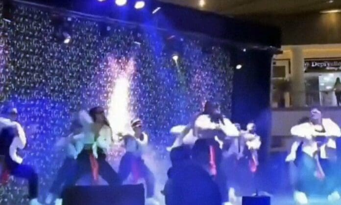 VIDEO: En pleno show, colapsa un escenario y golpea violentamente a bailarines en Colombia