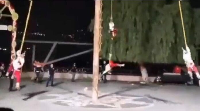 Unos voladores se golpearon con un árbol que se encontraba cerca de donde realizaron su representación en Puebla.