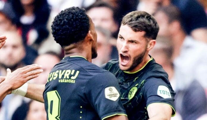 El delantero Santiago Giménez anotó un nuevo doblete que lo consolida como el líder de goleo en la Eredivisie.