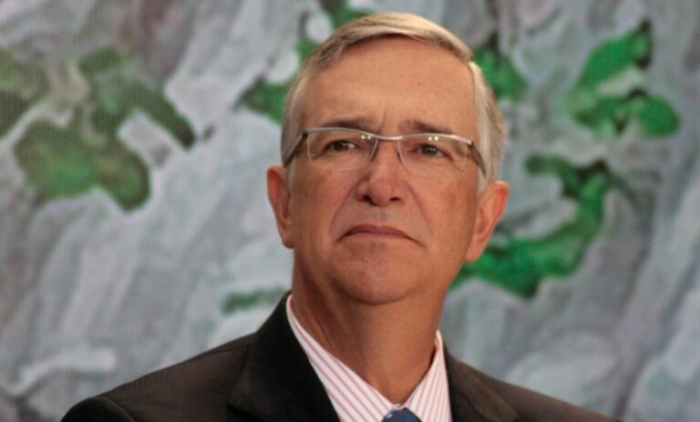 Video: Ricardo Salinas recibe un iPhone 15 de regalo y hace “unboxing”