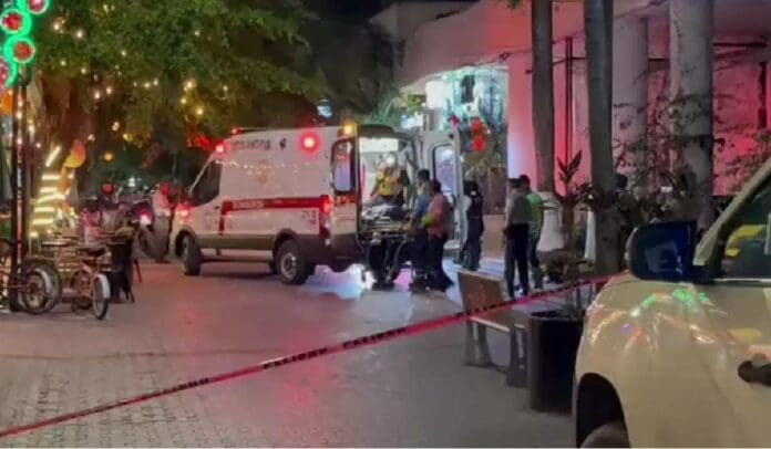 Un ataque armado se registró la noche de este jueves en la Quinta Avenida de Playa del Carmen, una persona quedó lesionada.