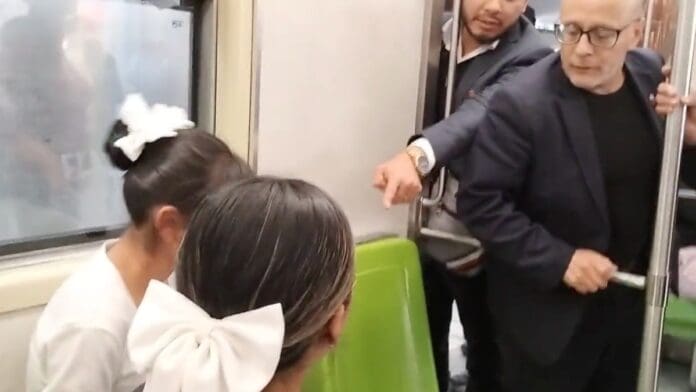 VIDEO: Graban a policías esposando a jóvenes por quedarse dormidas en el Metro CDMX