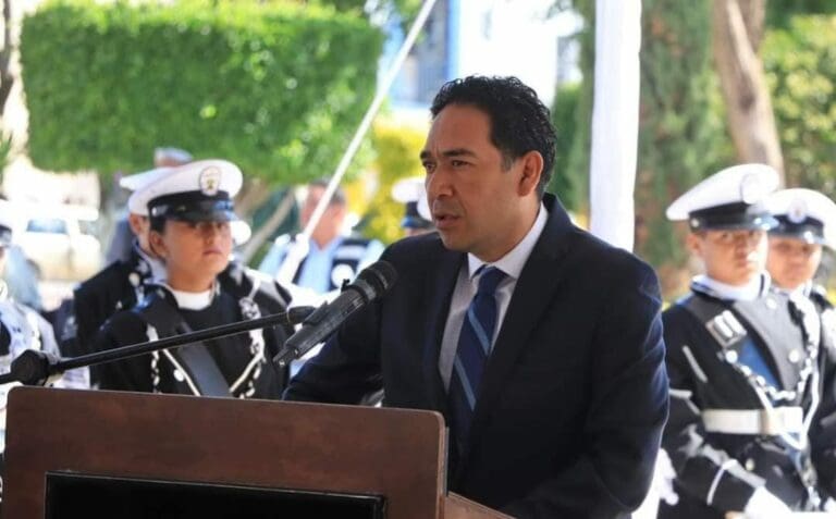 Un presidente municipal en Puebla insultó a ciudadanos y reporteros. No se dio cuenta que su micrófono seguía prendido.