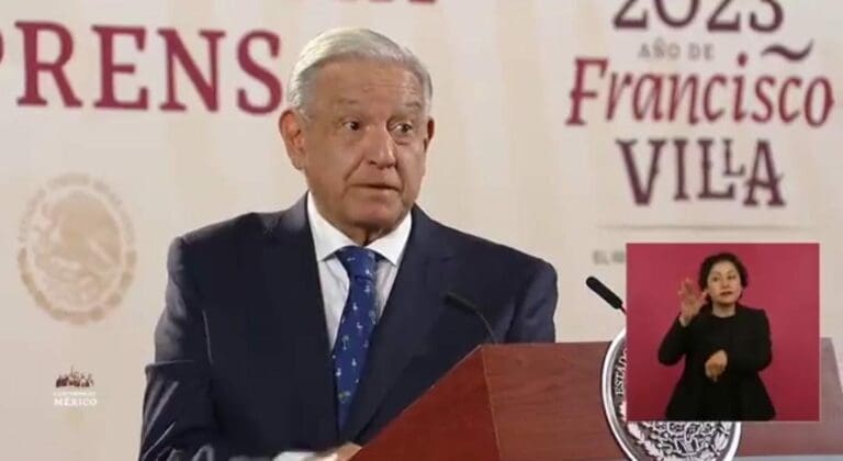 Video: AMLO promete entregar expediente sin tachar a padres de los 43